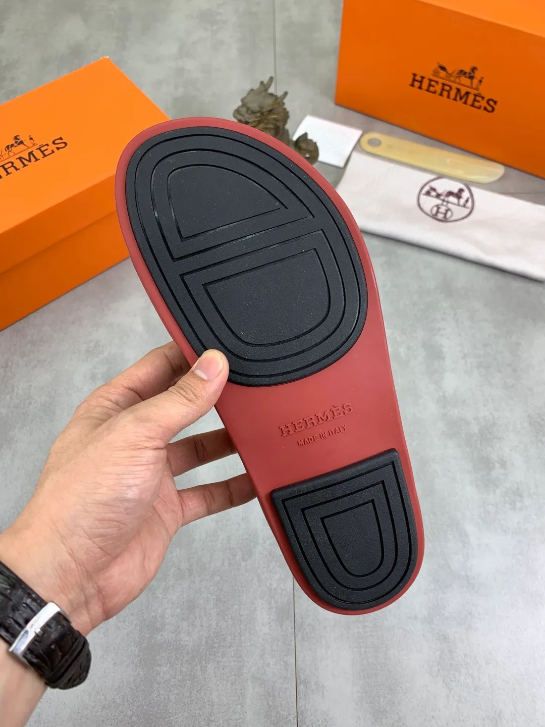 Men's shoes 💰P440 New [HERMES] high-end quality new Hermès slippers, made of imported calfskin, wear-resistant and non-slip rubber outsole. Fashionable and elegant code number: 39-44 (38 45 46 customized)